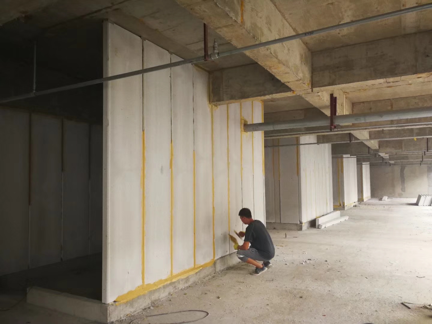 新洲无机发泡轻骨料混凝土隔墙板施工技术性能研究